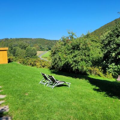Die Liegewiese Obstgarten zum Ausspannen und Relaxen auf dem Landgut Pfauenhof in der Eifel