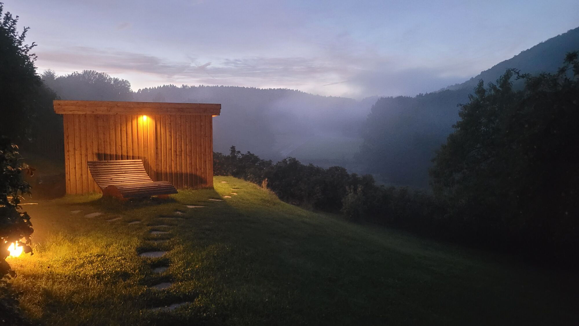 Anblick der Gartensauna am Abend auf dem Landgut Pfauenhof in der Eifel