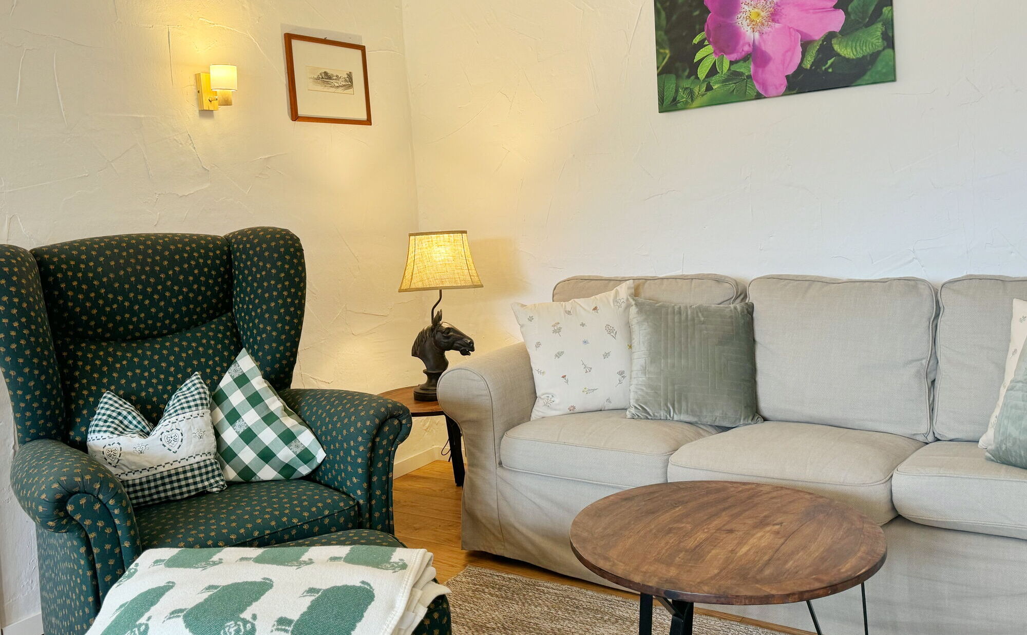 Blick in das Wohnzimmer der Ferienwohnung Wildrose auf dem Landgut Pfauenhof in der Eifel