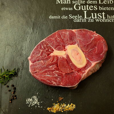 Eine Bio-Beinscheibe vom Galloway Weiderind