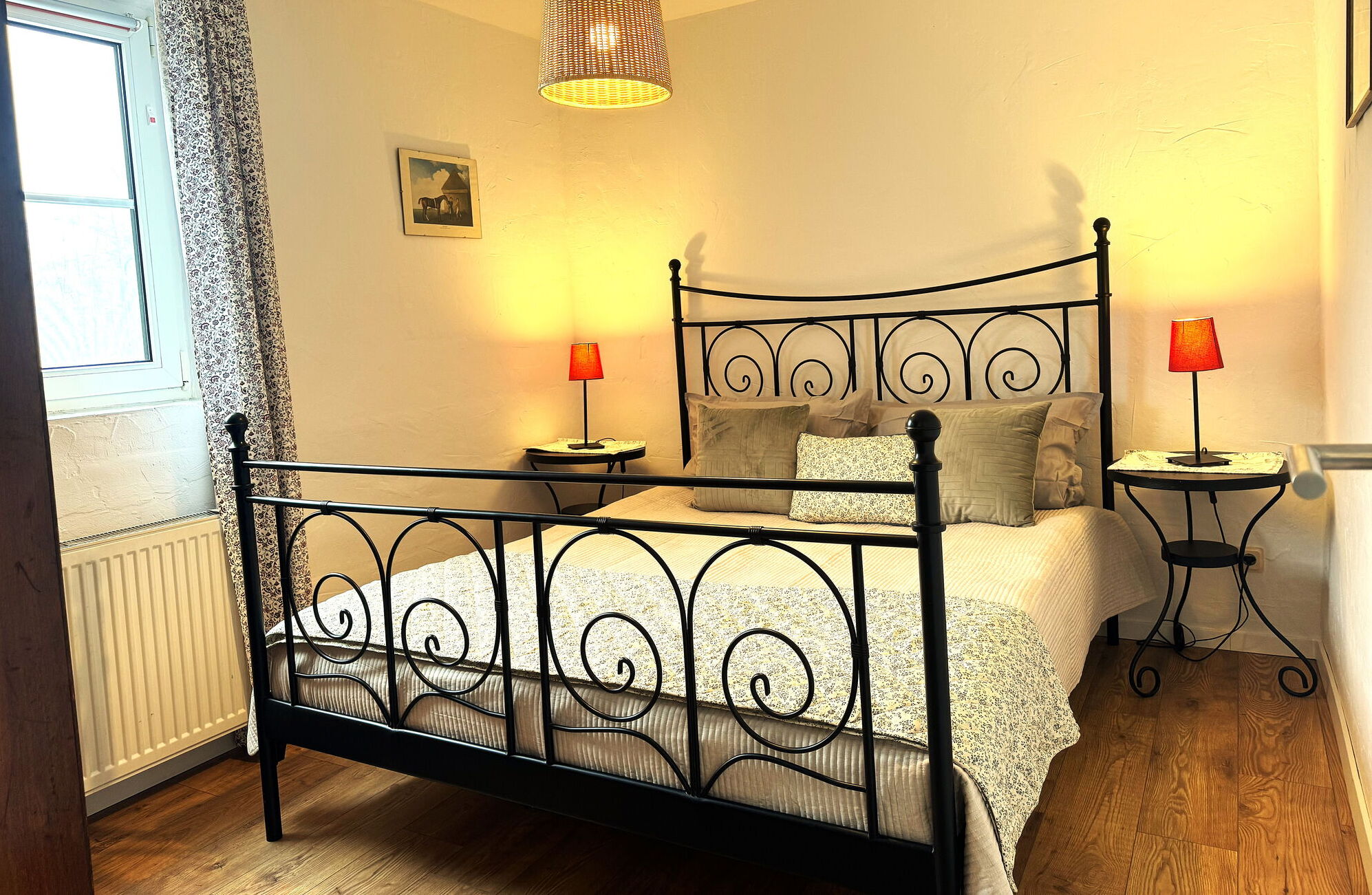 Blick in das Elternschlafzimmer der Ferienwohnung Wildrose auf dem Landgut Pfauenhof in der Eifel