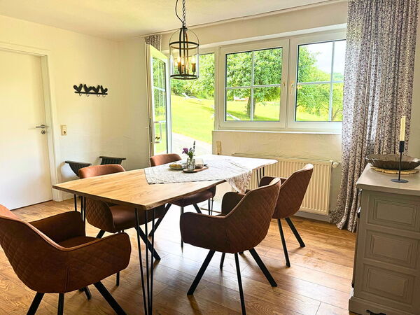 Das Esszimmer der Ferienwohnung Wildrose auf dem Landgut Pfauenhof in der Eifel