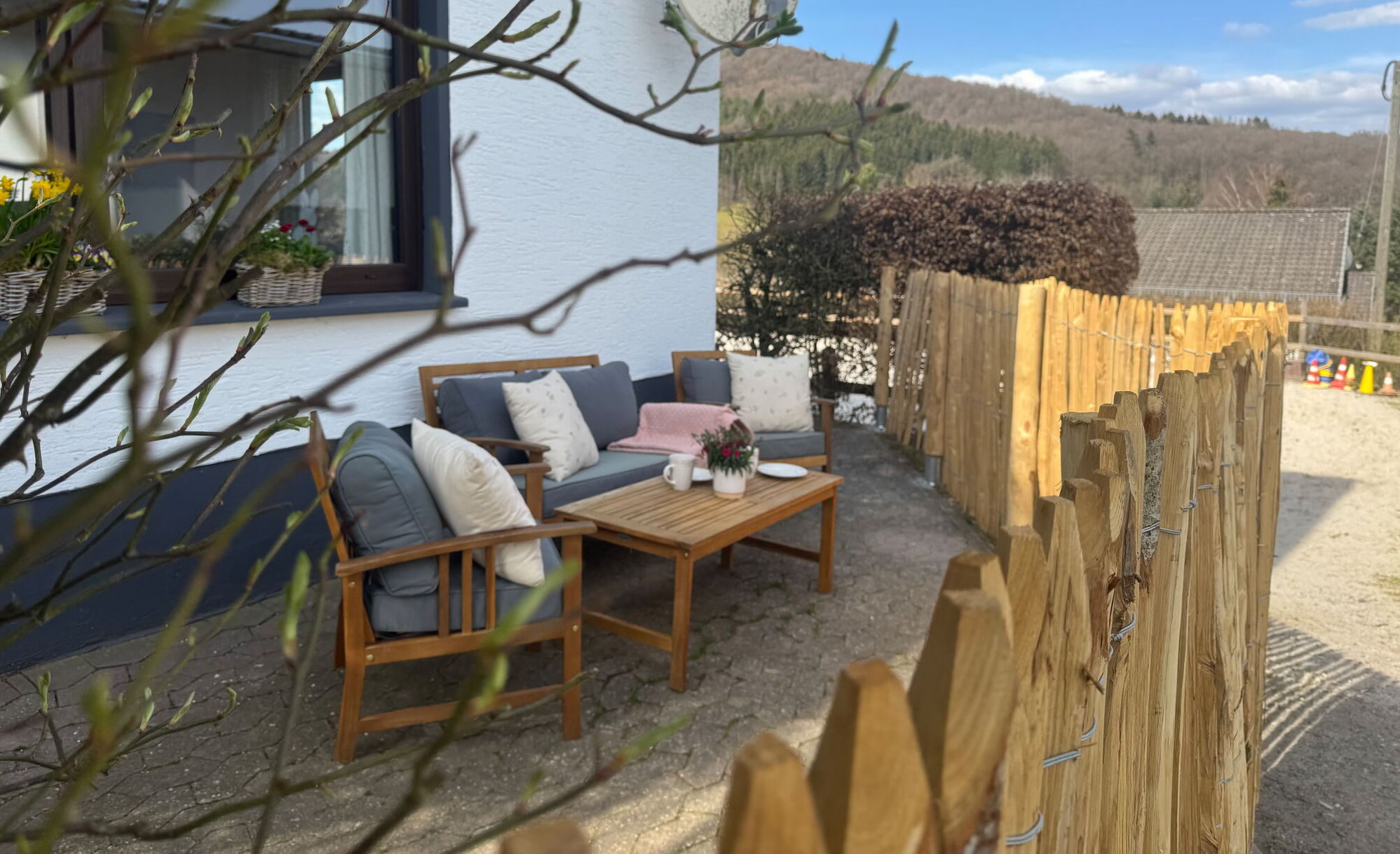 Private Terrasse mit gemütlichen Gartenmöbeln
