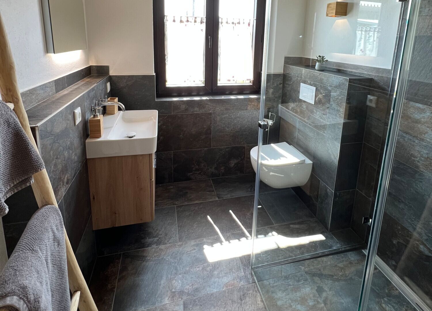 Das Badezimmer des Landchalets Eifel auf dem Landgut Pfauenhof