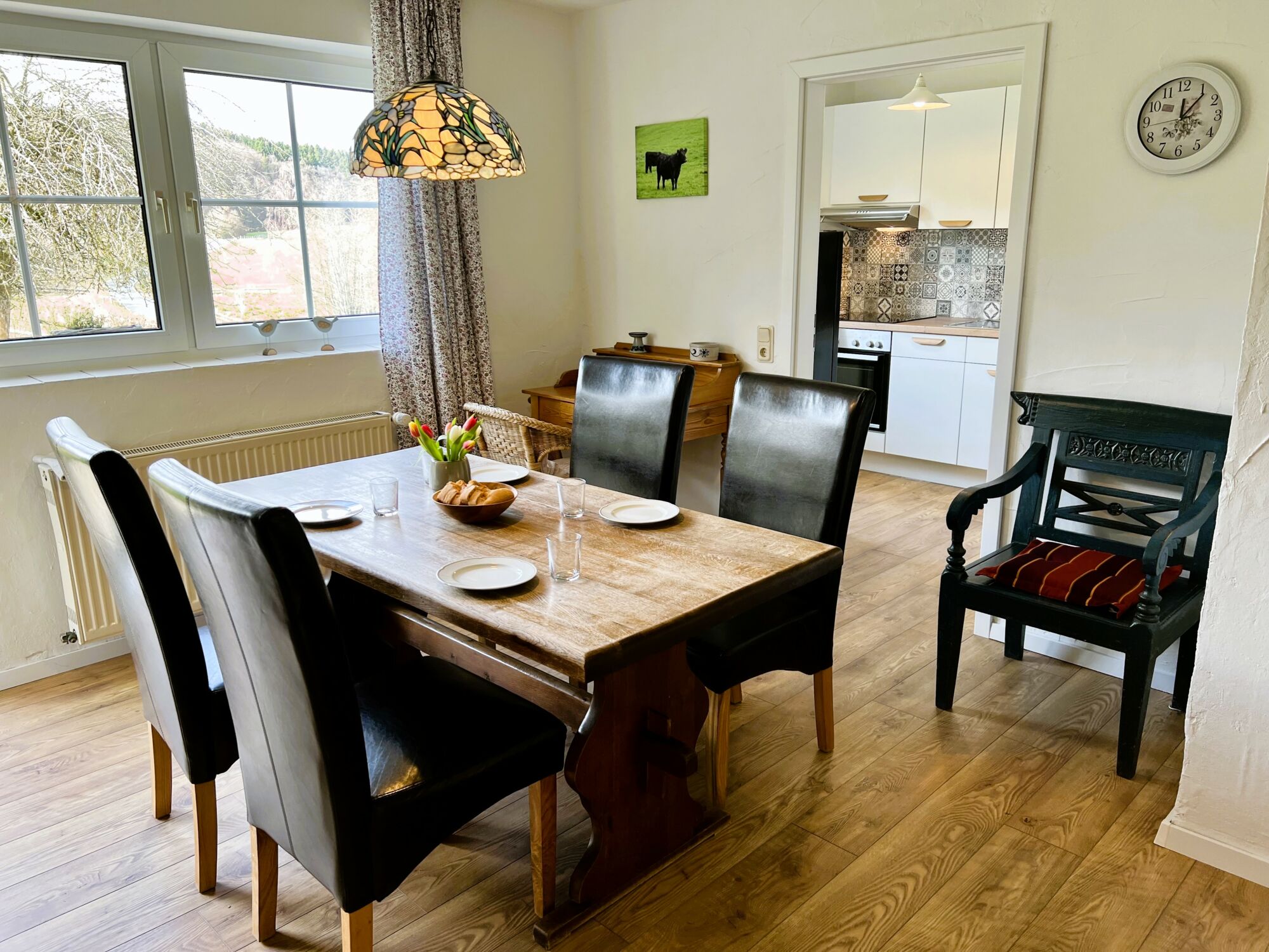 Der große Esstisch in der Ferienwohnung Obstgarten auf dem Landgut Pfauenhof in der Eifel