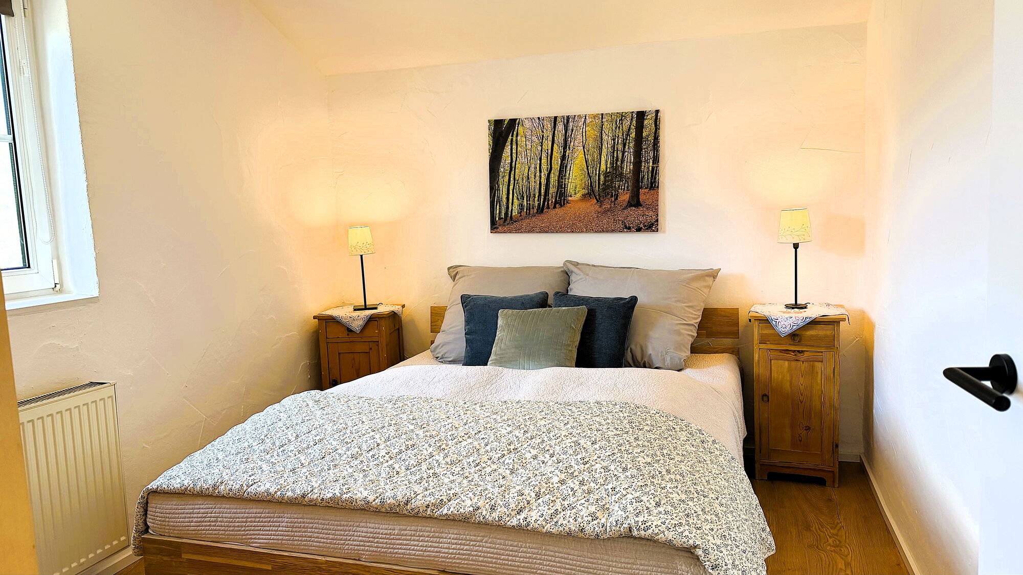 Blick in das Elternschlafzimmer der Ferienwohnung Wiesental auf dem Landgut Pfauenhof in der Eifel.