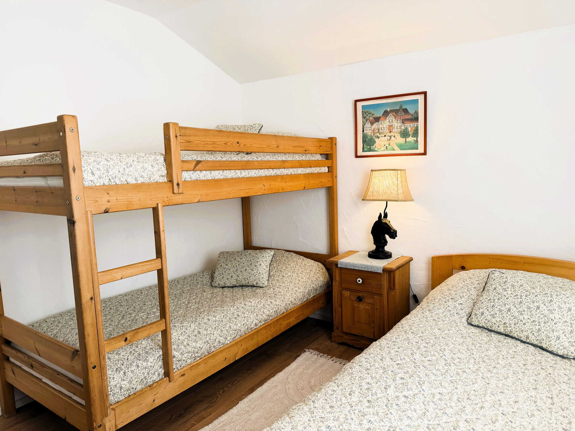 Blick in das Kinderschlafzimmer der Ferienwohnung Wiesental auf dem Landgut Pfauenhof in der Eifel.