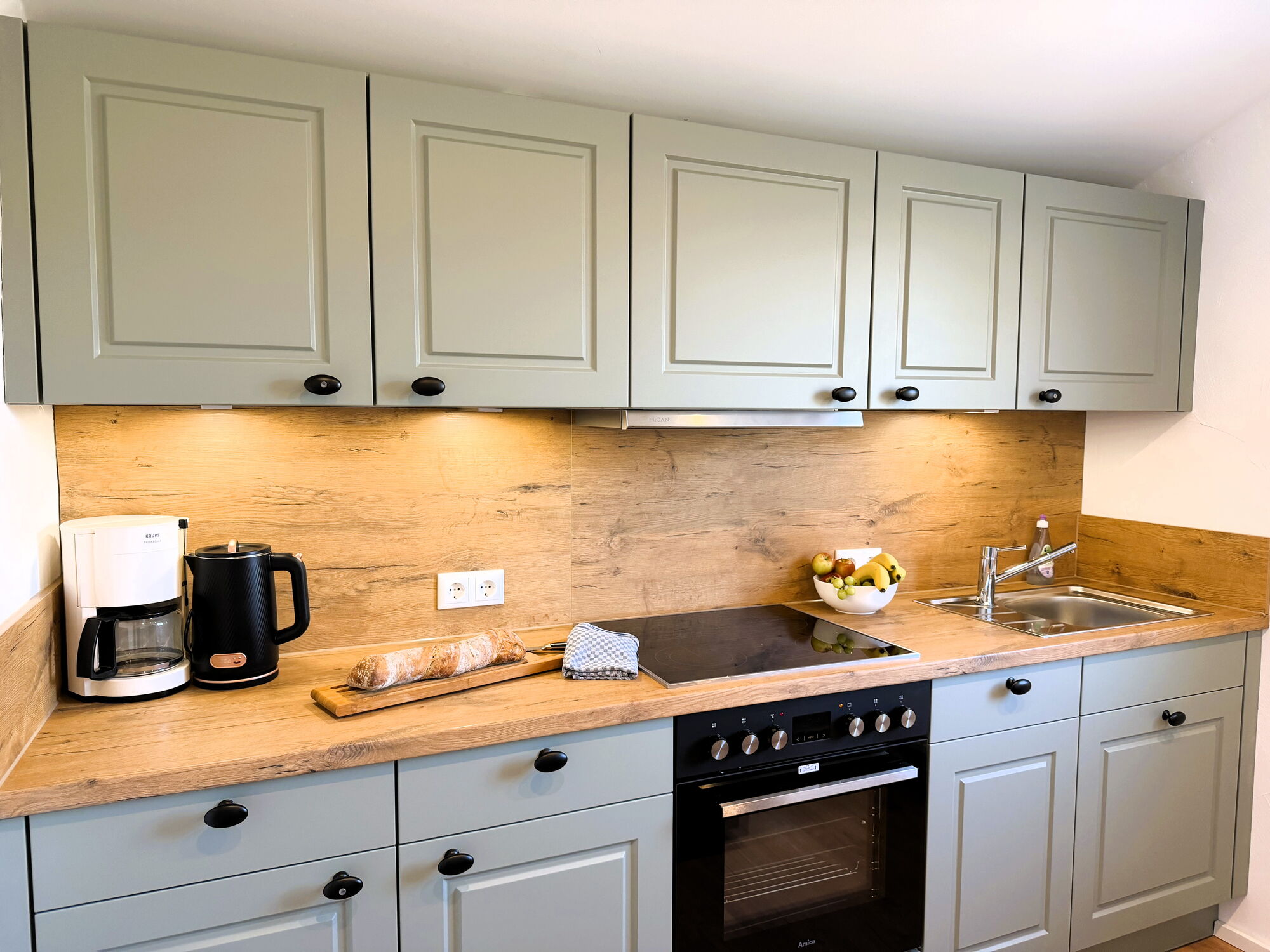 Blick in die Küche der Ferienwohnung Wiesental auf dem Landgut Pfauenhof in der Eifel.