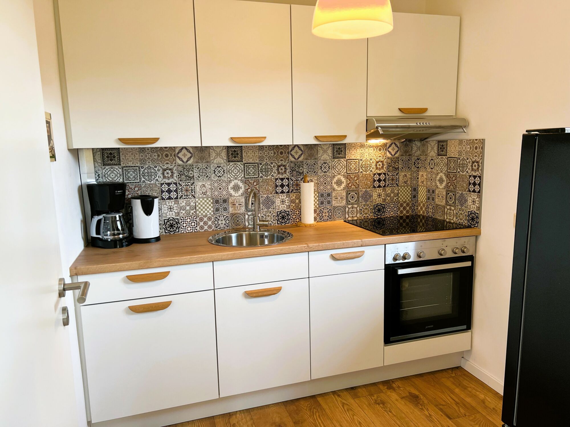 Blick in die Küche der Ferienwohnung Wildrose auf dem Landgut Pfauenhof in der Eifel