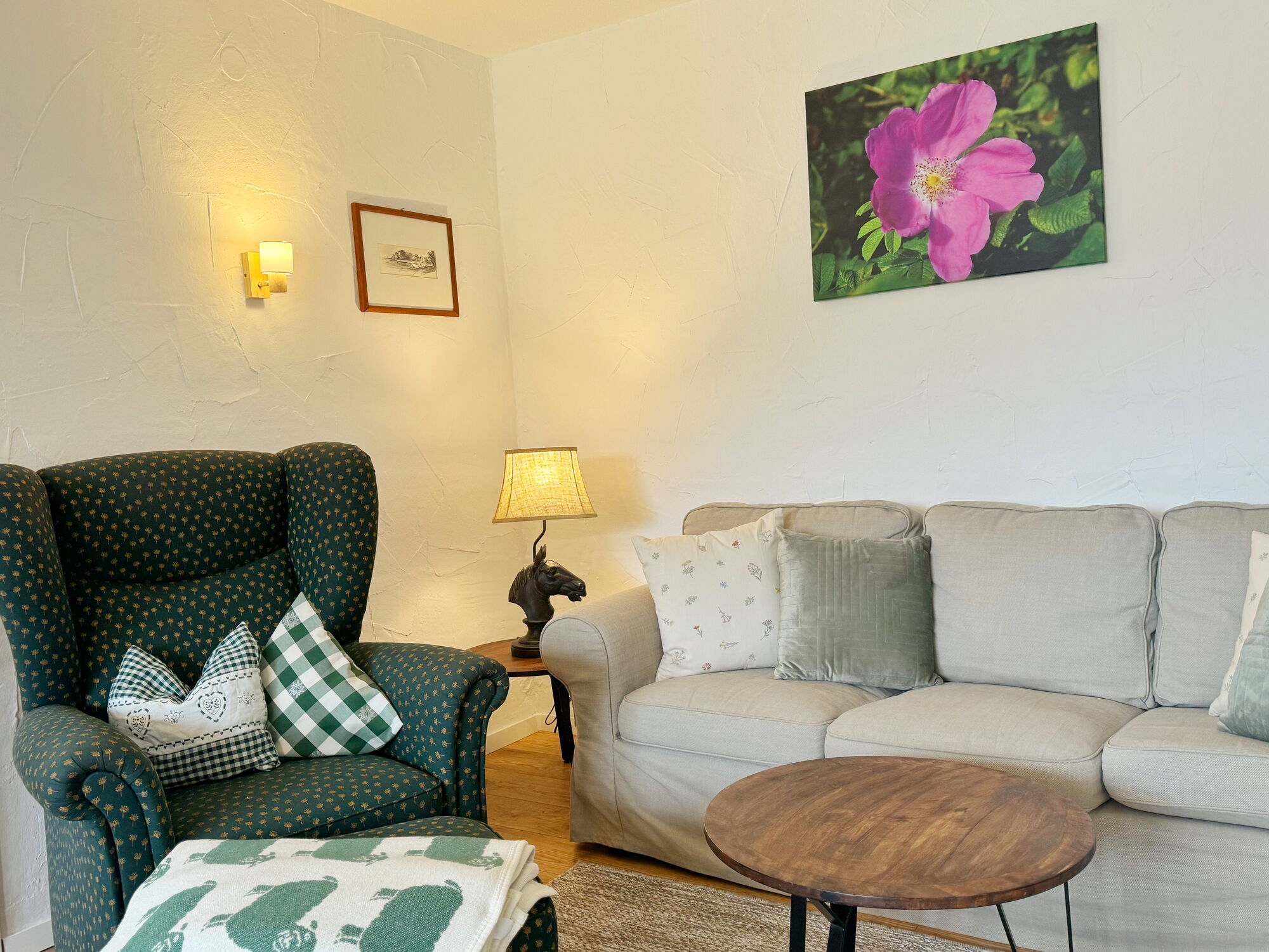 Blick in das Wohnzimmer der Ferienwohnung Wildrose auf dem Landgut Pfauenhof in der Eifel
