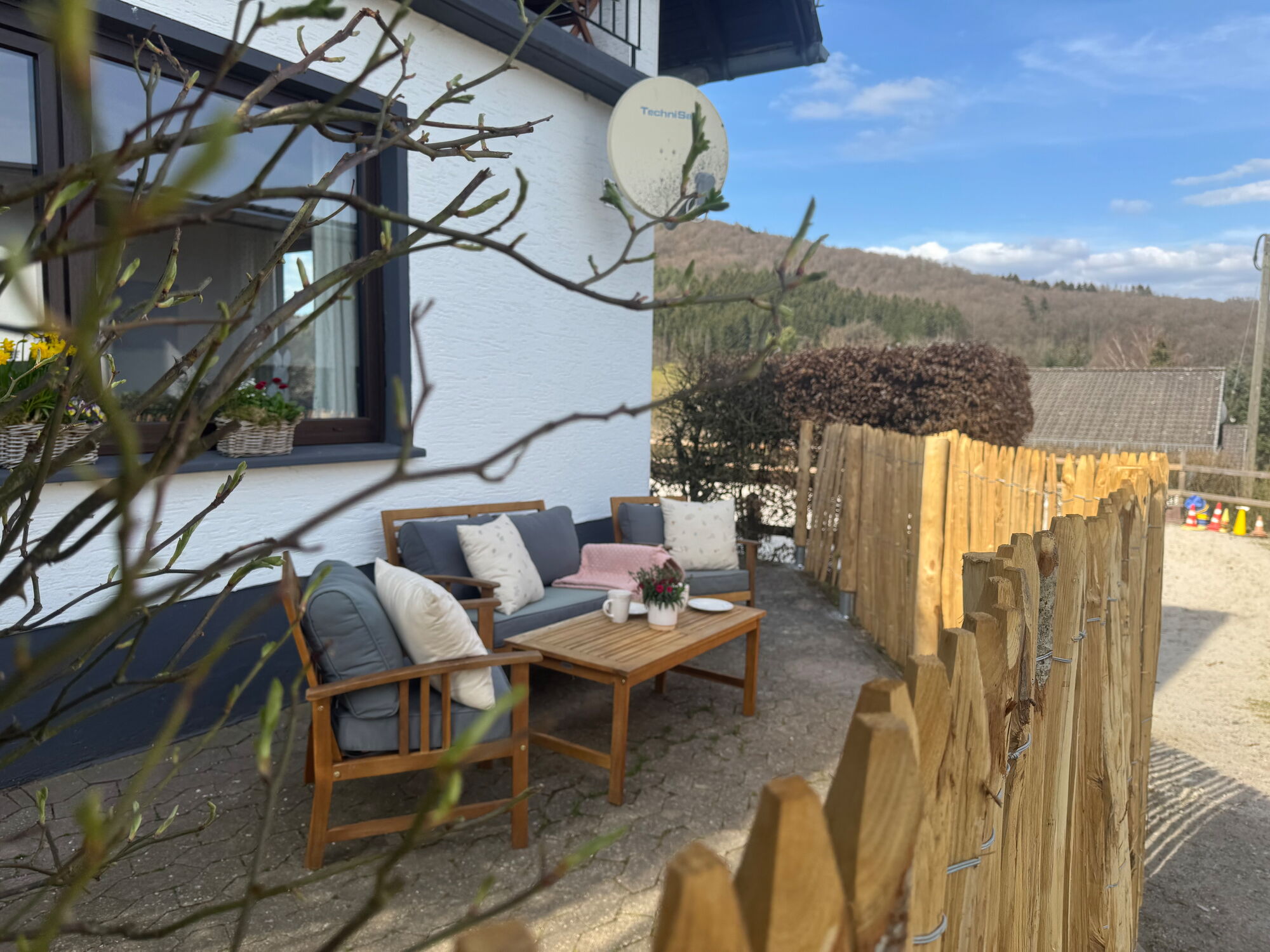 Private Terrasse mit gemütlichen Gartenmöbeln