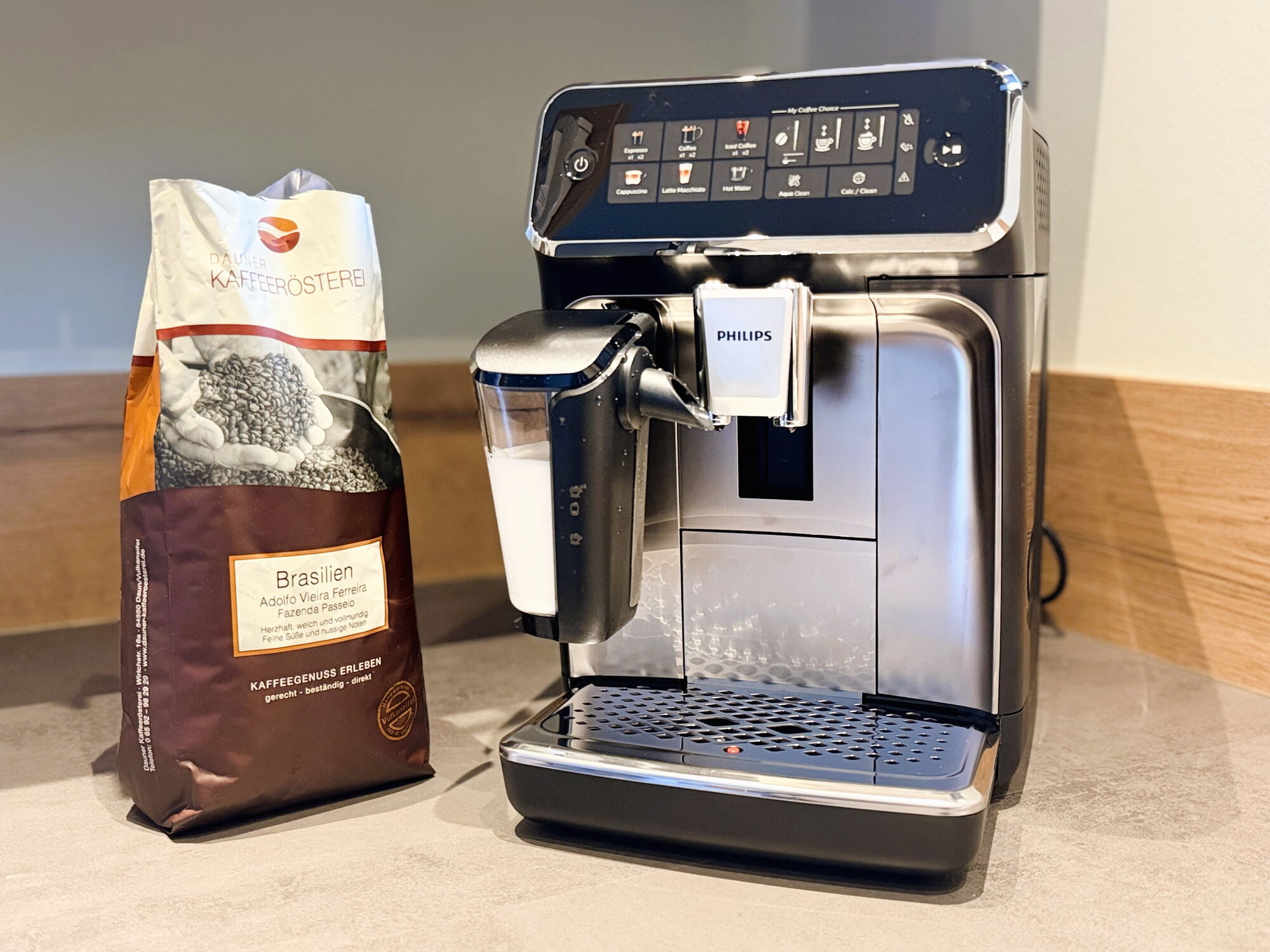 Phillips Kaffeevollautomat als Teil der Küche auf dem Landgut Pfauenhof in der Vulkaneifel.