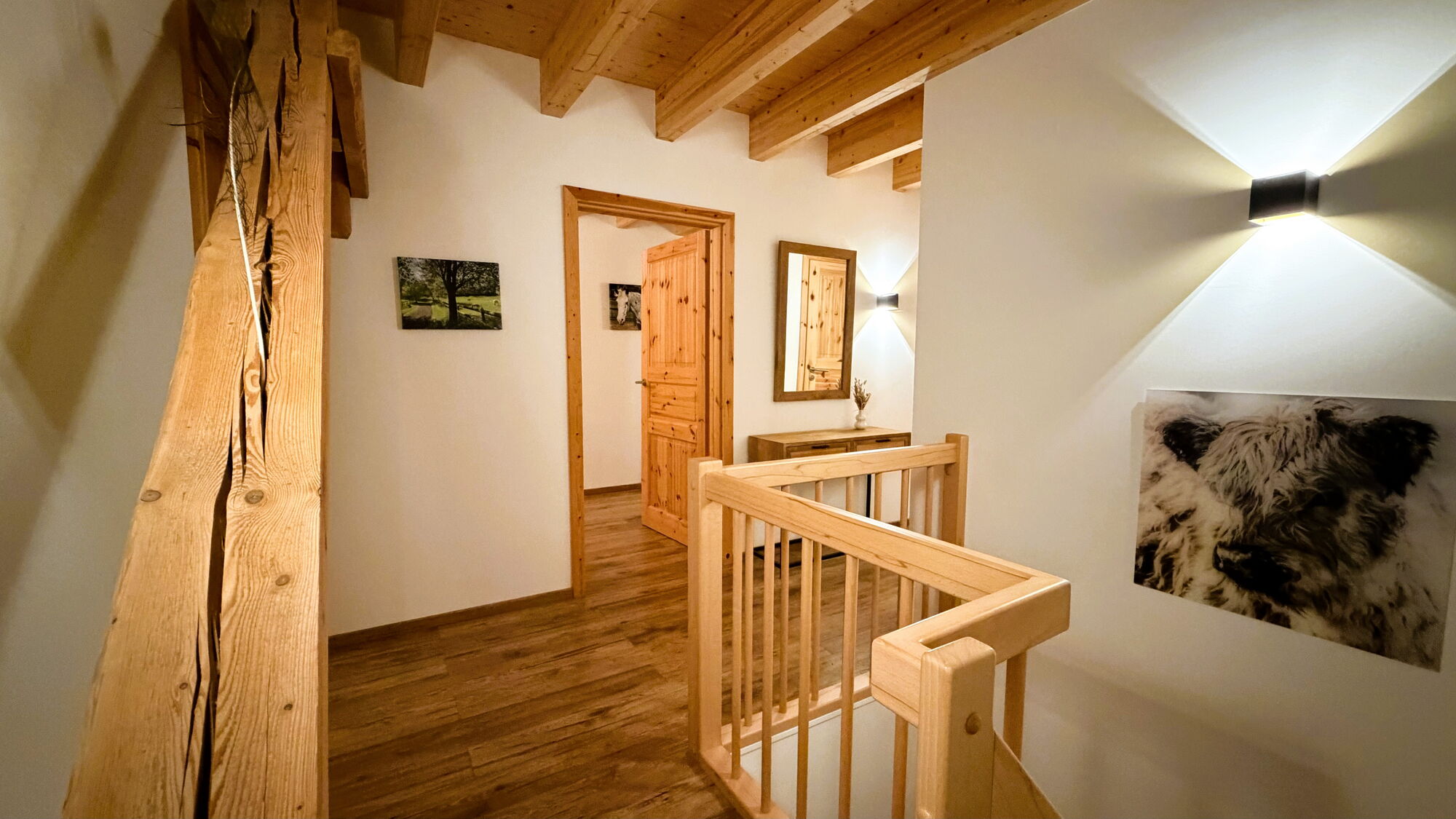 Blick in das Obergeschoss des Landchalets Eifel auf dem Landgut Pfauenhof in der Vulkaneifel.