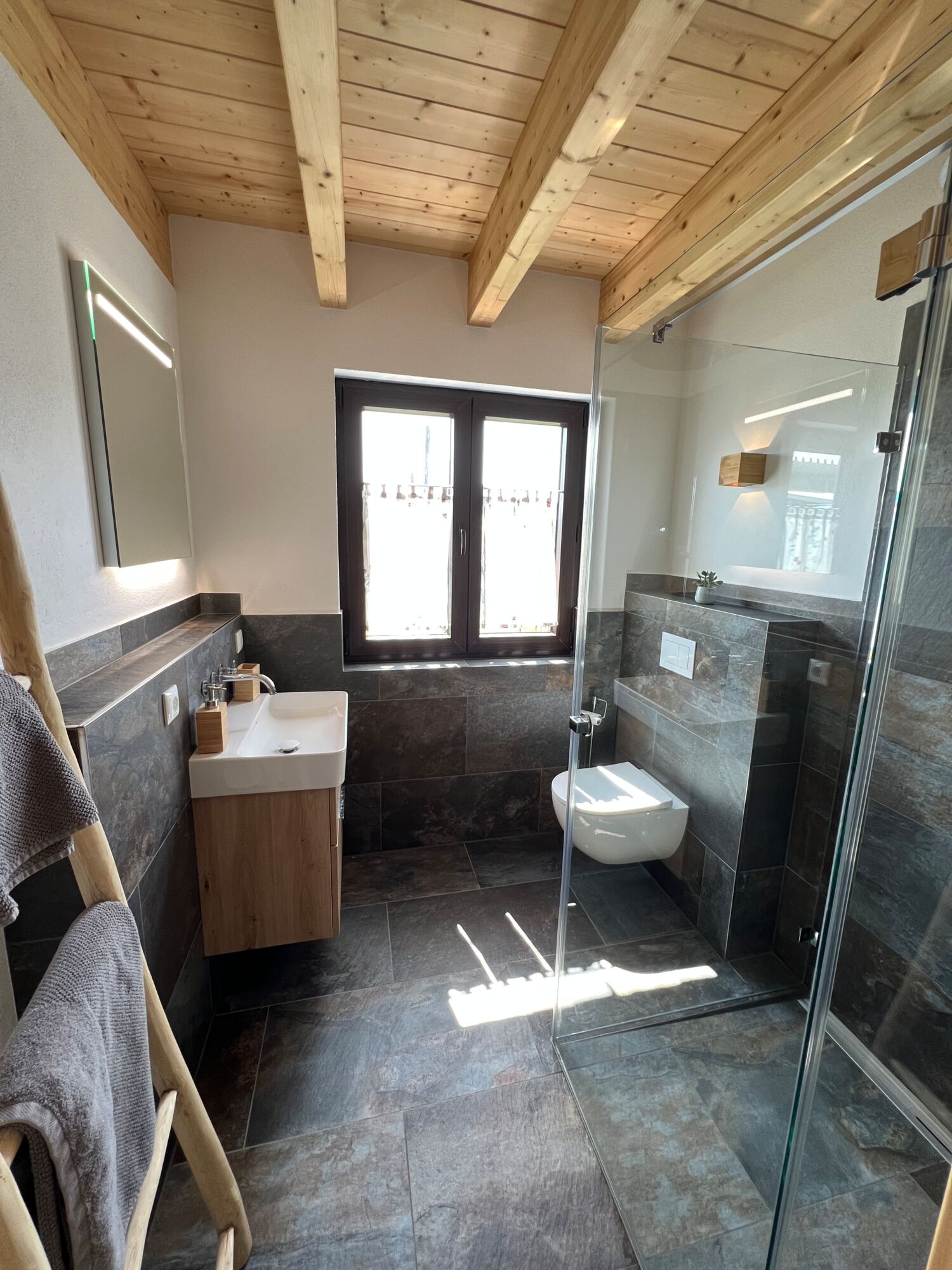 Das Badezimmer des Landchalets Eifel auf dem Landgut Pfauenhof