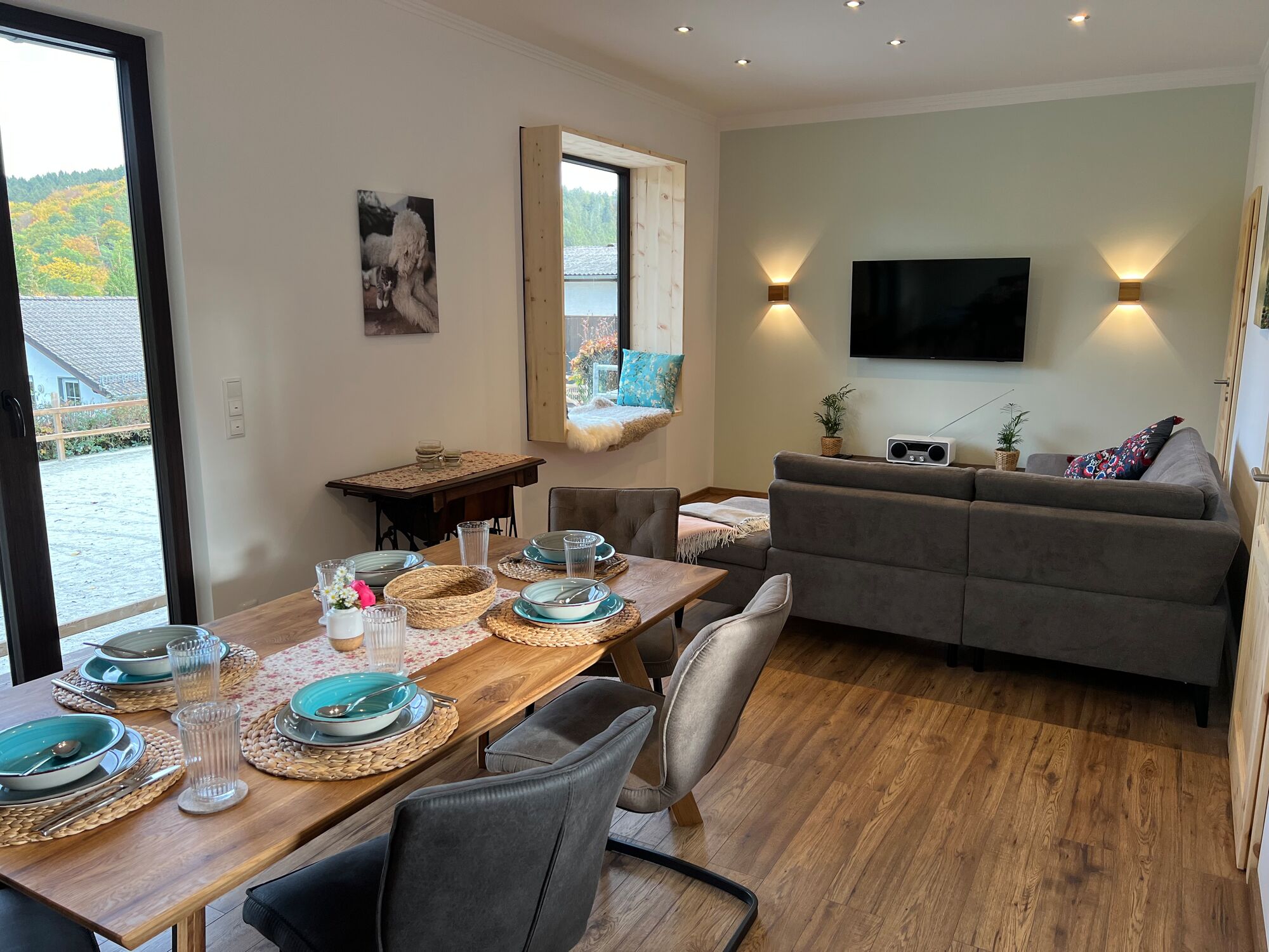 Blick in das offene Wohn/Esszimmer des Landchalet Eifel auf dem Landgut Pfauenhof